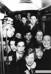       - Into the Arms of Strangers: Stories of the Kindertransport online