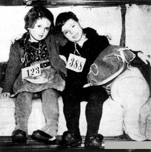       / Into the Arms of Strangers: Stories of the Kindertransport   HD